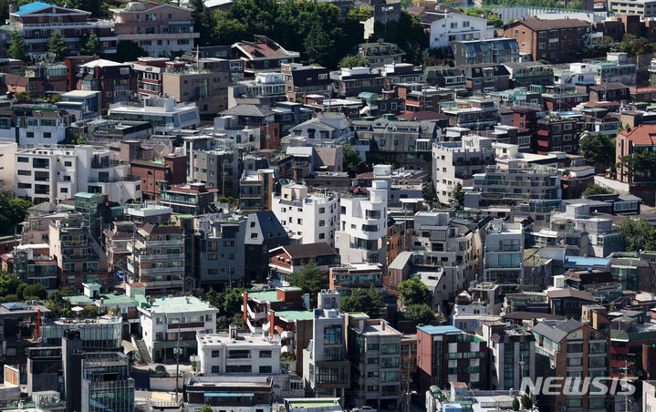 [서울=뉴시스] 홍효식 기자 = 빌라 전세사기 여파로 경매 매물이 늘며, 이달 서울 빌라 경매 건수가 2006년 1월 이후 최다 수준을 기록했다. 28일 경·공매 데이터 전문기업 지지옥션이 5월 서울 빌라 경매 건수를 분석한 결과, 지난 1~27일 이뤄진 경매 건수는 1149건이다. 월말까지 진행되는 경매 건수를 더하면 1494건으로, 지난 4월 1456건보다 48건 늘었다.  사진은 28일 서울 중구 남산에서 바라본 빌라 밀집 지역 모습. 2024.05.28. yesphoto@newsis.com