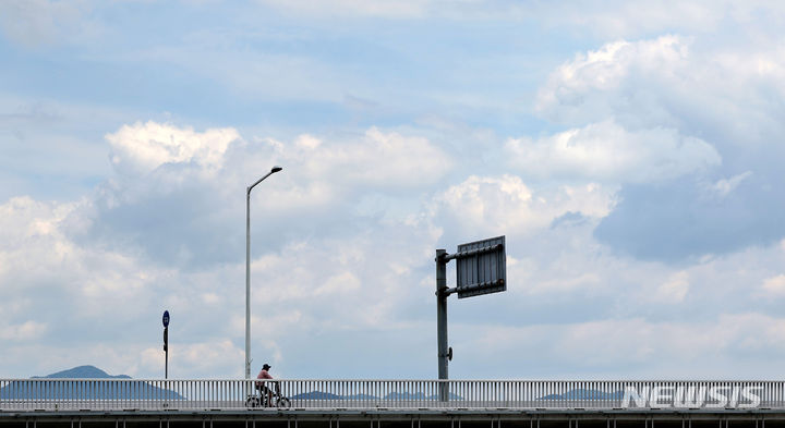 [대구=뉴시스] 이무열 기자 = 맑은 날씨를 보인 지난달 28일 대구 북구 금호강 하중도에서 바라본 하늘이 구름과 조화를 이루고 있다. 2024.05.28. lmy@newsis.com