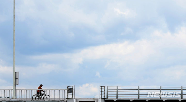 [대구=뉴시스] 이무열 기자 = 맑은 날씨를 보인 28일 대구 북구 금호강 하중도에서 바라본 하늘이 구름과 조화를 이루고 있다. 2024.05.28. lmy@newsis.com