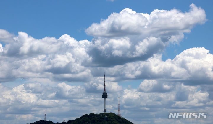 [서울=뉴시스] 이영환 기자 = 월요일인 3일은 전국이 구름 많은 가운데 충청권과 남부지방을 중심으로 소나기가 내리는 곳이 있겠다. 낮 최고기온은 29도까지 올라 덥겠다. 사진은 맑은 날씨를 보인 지난달 28일 오후 서울 종로구 무무대전망대에서 바라본 하늘이 구름과 조화를 이루는 모습. 2024.05.28. 20hwan@newsis.com