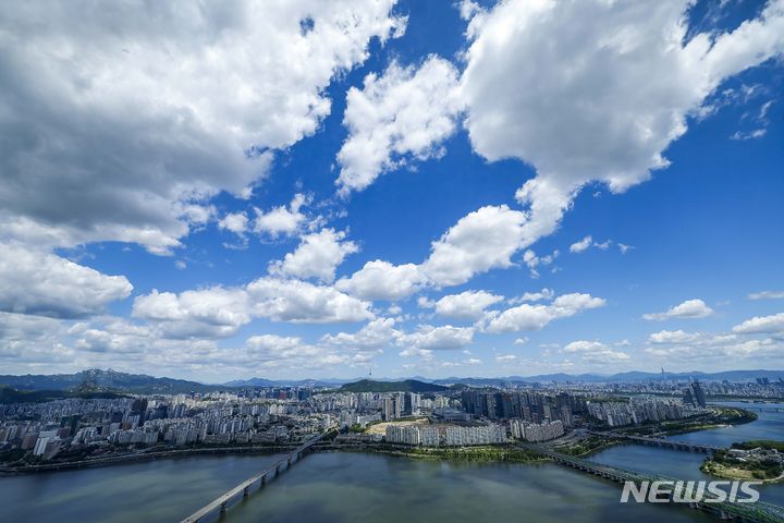 [서울=뉴시스] 정병혁 기자 = 28일 서울 영등포구 63스퀘어 전망대에서 바라본 서울 하늘이 파랗게 펼쳐져 있다. 2024.05.28. jhope@newsis.com