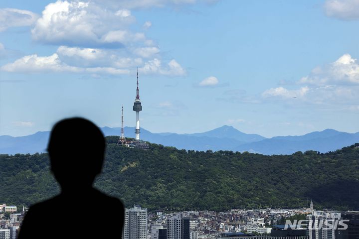 [서울=뉴시스] 정병혁 기자 = 지난달 28일 서울 영등포구 63스퀘어 전망대를 찾은 시민들이 파란 하늘을 바라보고 있다. 2024.05.28. jhope@newsis.com