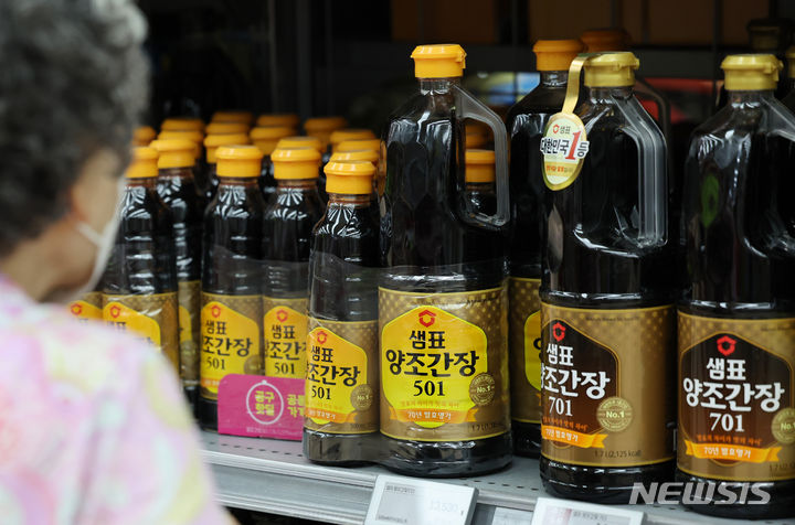 [서울=뉴시스] 김진아 기자 = 28일 서울의 한 마트에서 샘표 간장이 판매되고 있다. 자료사진. 2024.05.28. bluesoda@newsis.com