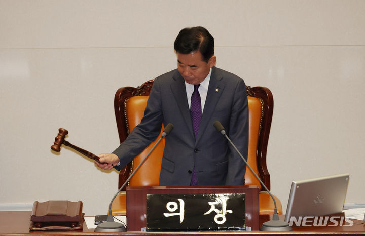 [서울=뉴시스] 고승민 기자 = 28일 서울 여의도 국회에서 열린 제414회국회(임시회) 제2차 본회의에서 김진표 국회의장이 회의를 개의하고 있다. 2024.05.28. kkssmm99@newsis.com