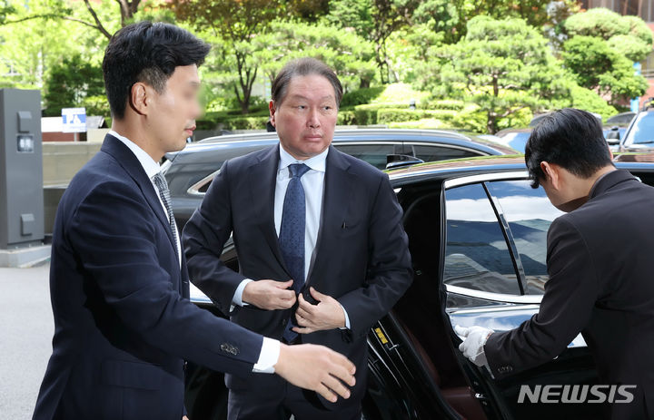 [서울=뉴시스] 김명년 기자 = 최태원 SK그룹 회장이 28일 오후 서울 중구 롯데호텔 서울에서 빈 자이드 알 나하얀 아랍에미리트 대통령과의 간담회에 참석하고 있다.(공동취재) 2024.05.28. kmn@newsis.com