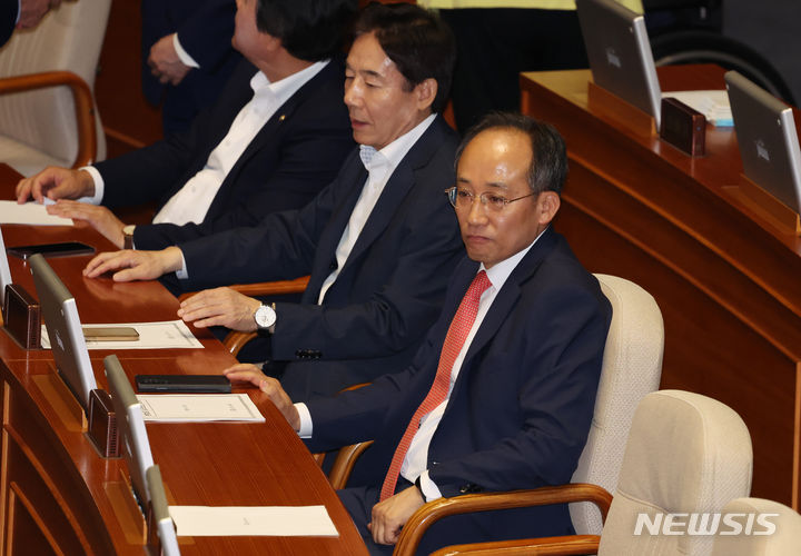 [서울=뉴시스] 고승민 기자 = 추경호 국민의힘 원내대표가 28일 서울 여의도 국회에서 열린 제414회국회(임시회) 제2차 본회의에서 순직 해병 수사 방해 및 사건 은폐 등의 진상규명을 위한 특별검사의 임명 등에 관한 법률안 재의의 건에 대한 투표를 마친 뒤 회의장을 바라보고 있다. 2024.05.28. kkssmm99@newsis.com