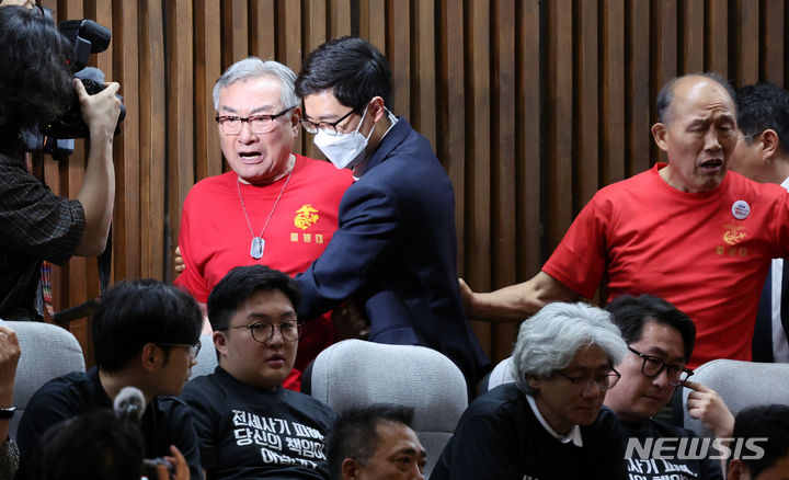 [서울=뉴시스] 조성우 기자 = 해병대 예비역 연대 회원들이 28일 오후 서울 여의도 국회에서 열린 제414회 국회(임시회) 제2차 본회의에서 순직 해병 수사 방해 및 사건 은폐 등의 진상규명을 위한 특별검사의 임명 등에 관한 법률안 재의의 건이 부결되자 국민의힘 의원들을 향해 항의하고 있다. 2024.05.28. xconfind@newsis.com