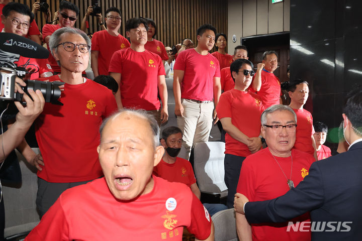 [서울=뉴시스] 권창회 기자 = 해병대 예비역 연대 회원들이 28일 오후 서울 여의도 국회에서 열린 제414회 국회(임시회) 제2차 본회의에서 채해병 특검법이 부결되자 항의를 하고 있다. 2024.05.28. kch0523@newsis.com