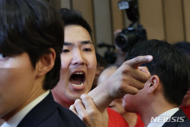 [서울=뉴시스] 권창회 기자 = 해병대 예비역 연대 회원들이 28일 오후 서울 여의도 국회에서 열린 제414회 국회(임시회) 제2차 본회의에서 채해병 특검법이 부결되자 항의를 하고 있다. 2024.05.28. kch0523@newsis.com