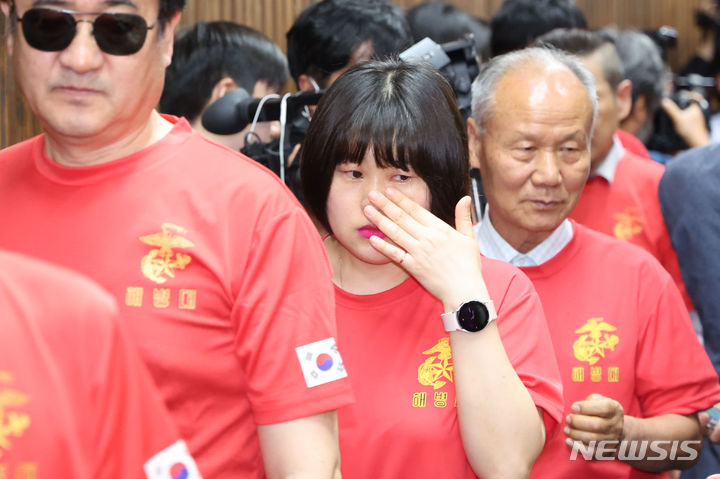 [서울=뉴시스] 권창회 기자 = 해병대 예비역 연대 회원들이 28일 오후 서울 여의도 국회에서 열린 제414회 국회(임시회) 제2차 본회의에서 채해병 특검법이 부결되자 항의를 하며 눈물을 닦고 있다. 2024.05.28. kch0523@newsis.com