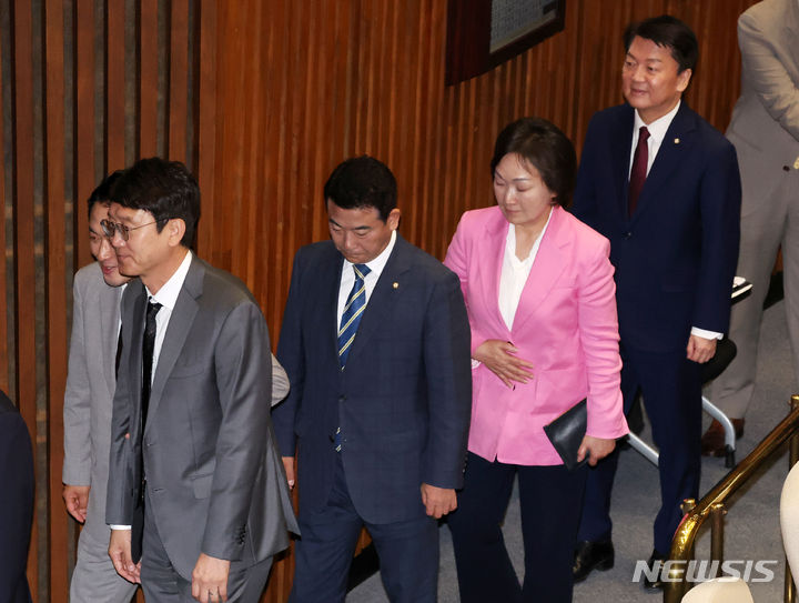 [서울=뉴시스] 조성우 기자 = 김웅(왼쪽), 안철수(오른쪽) 국민의힘 의원이 28일 오후 서울 여의도 국회에서 열린 제414회 국회(임시회) 제2차 본회의에서 순직 해병 수사 방해 및 사건 은폐 등의 진상규명을 위한 특별검사의 임명 등에 관한 법률안 재의의 건 투표를 위해 줄을 서고 있다. 2024.05.28. xconfind@newsis.com