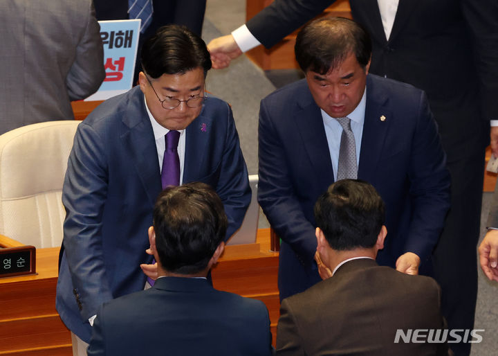 [서울=뉴시스] 조성우 기자 = 박찬대(왼쪽) 더불어민주당 원내대표가 28일 오후 서울 여의도 국회에서 열린 제414회 국회(임시회) 제2차 본회의에서 순직 해병 수사 방해 및 사건 은폐 등의 진상규명을 위한 특별검사의 임명 등에 관한 법률안 재의의 건에 대한 투표를 하고 있다. 2024.05.28. xconfind@newsis.com