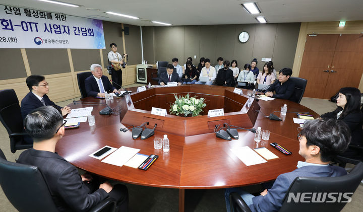 [과천=뉴시스] 황준선 기자 = 김홍일 방송통신위원장이 28일 오후 경기 과천시 방송통신위원회에서 열린 방통위-국내 OTT 4사 대표 간담회에서 인사말을 하고 있다. 2024.05.28. hwang@newsis.com