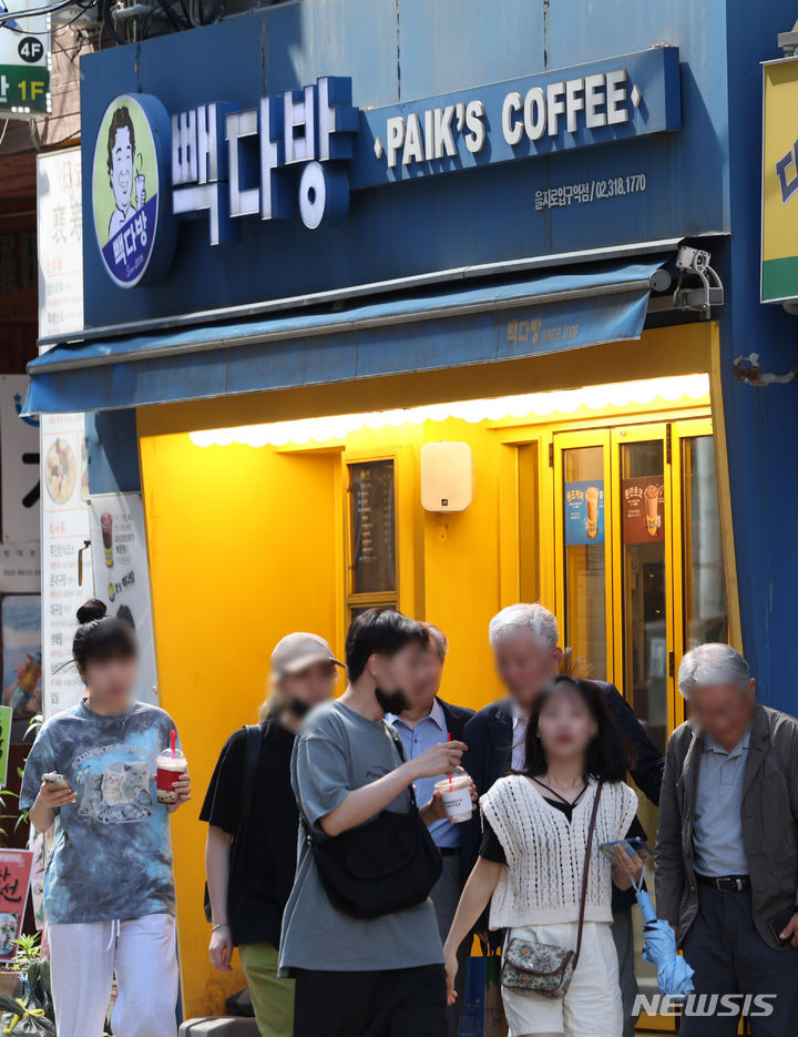 [서울=뉴시스] 김명년 기자 = 프랜차이즈 업계에 따르면 백종원 대표가 운영하는 더본코리아는 카페 프랜차이즈 빽다방의 이달 시즌 메뉴로 출시된 수박주스 가격을 전년 대비 5.2% 올렸다. 지난해 3800원이었던 동일 용량의 수박주스 메뉴가격이 올해 4000원으로 인상된 것이다. 경쟁 브랜드인 메가커피와 이디야의 수박주스 가격이 4000원, 4900원으로 동결된 것과 대조적이다. 사진은 28일 오후 서울시내 한 빽다방. 2024.05.28. kmn@newsis.com