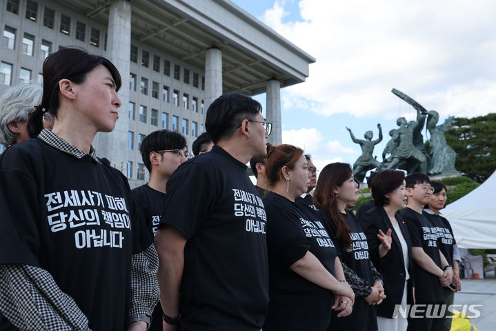 [서울=뉴시스] 권창회 기자 = 안상미 전세사기 피해 대책위원장이 지난 28일 오후 서울 여의도 국회 앞에서 전세사기특별법 가결 기자회견을 열고 발언하고 있다. 2024.05.28. kch0523@newsis.com