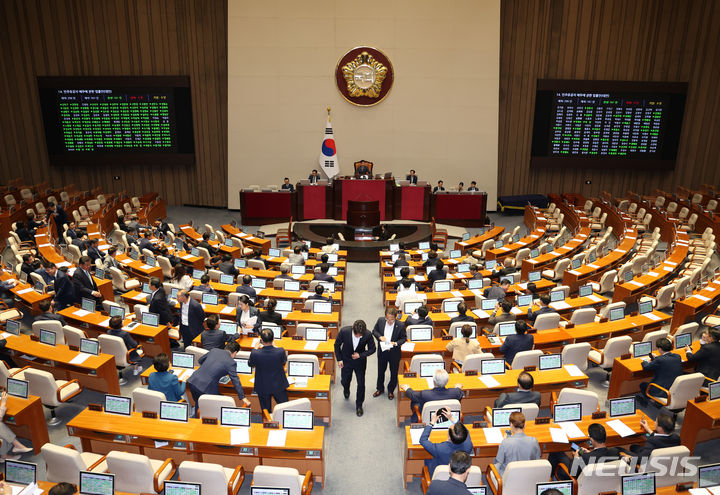 [서울=뉴시스] 고승민 기자 = 28일 서울 여의도 국회에서 열린 제414회국회(임시회) 제2차 본회의에서 민주유공자 예우에 관한 법률안이 재석 161인, 찬성 161인으로 통과되고 있다. 2024.05.28. kkssmm99@newsis.com