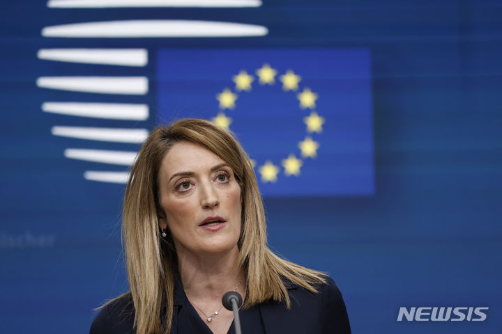 [브뤼셀=AP/뉴시스] 로베르타 메촐라 유럽의회 의장이 지난 3월 벨기에 브뤼셀에서 열린 유럽연합(EU) 정상회의에서 기자회견을 하고 있다. 메촐라 의장은 6~9일(몰타 8일) 치러진 제10대 유럽의회 선거에서 고국인 몰타에서 재선에 성공했다. 2024.06.10.
