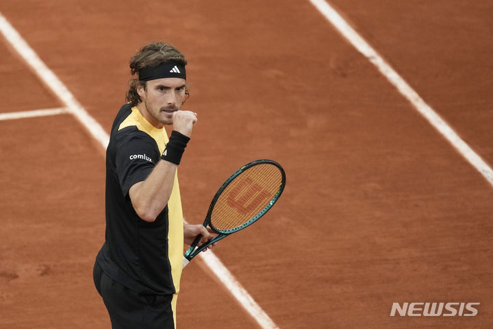 [파리=AP/뉴시스] 스테파노스 치치파스(그리스)가&nbsp; 29일(현지시각) 프랑스 파리의 스타드 롤랑가로스에서 열린 프랑스오픈 테니스대회 남자 단식 2회전에서 다니엘 알트마이어(독일)와 경기를 하고 있다. 2024.05.29