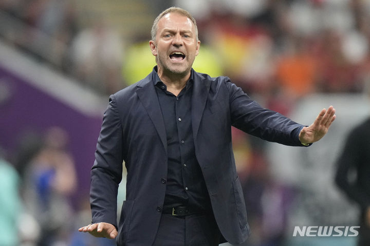 [알호르(카타르)=AP/뉴시스] 스페인 프로축구 프리메라리가의 FC바르셀로나가 한지 플릭 전 바이에른 뮌헨 감독을 영입했다. 사진은 2022년 11월27일 카타르 알 바이트 경기장에서 열린 2022 카타르 월드컵 E조 스페인과의 경기에서 선수들을 지휘하는 플릭 감독. 2024.05.30.