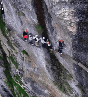 [서울=뉴시스] 절벽 등반으로 유명한 중국의 한 관광 명소에서 케이블 나사가 쉽게 빠지는 모습이 포착돼 안전성 논란이 일고 있다. (사진=SCMP 보도 갈무리) *재판매 및 DB 금지