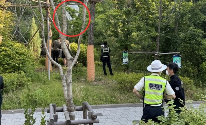 [서울=뉴시스] 이날 오전 7시께 자신의 동네에 북한 대남전단이 떨어졌다며 현장 사진과 출동한 경찰의 모습이 담긴 사진을 공유하기도 했다(사진= 온라인 커뮤니티 갈무리) *재판매 및 DB 금지