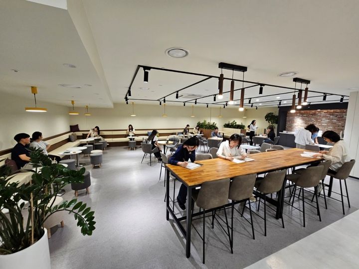 노랑풍선 사내 공용 라운지 카페테리아 (사진=노랑풍선) *재판매 및 DB 금지