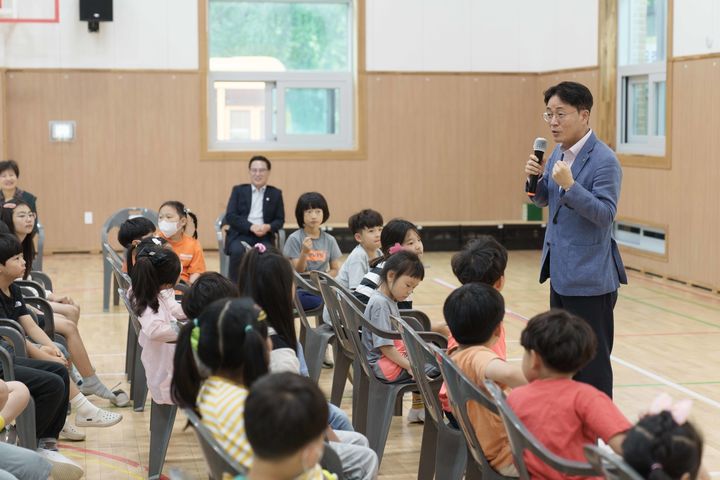 28일 전북 괴목초등학교에서 진행된 이동금융교육에서 이석용 농협은행장(오른쪽)이 일일 금융교육강사로 나서 학생들과 소통의 시간을 나누고 있다. (사진=농협은행 제공) *재판매 및 DB 금지