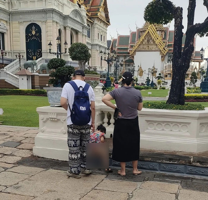 [서울=뉴시스] 태국의 한 유명 관광지에서 외국인 부부 관광객이 어린 자녀에게 소변을 보게 하는 사진이 온라인상에 공개돼 공분을 사고 있다. (사진= SCMP 캡처) *재판매 및 DB 금지