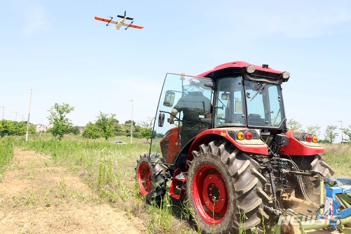 [전주=뉴시스]윤난슬 기자 = 대통령 소속 농어업·농어촌특별위원회 청년자문단(이하 농어업위)과 농촌진흥청 등이 주최한 '2024 디지털 농생명포럼'이 지난 5월29일 전북 완주에 있는 LX공간정보연구원에서 열렸다.(사진=LX공간정보연구원 제공) 