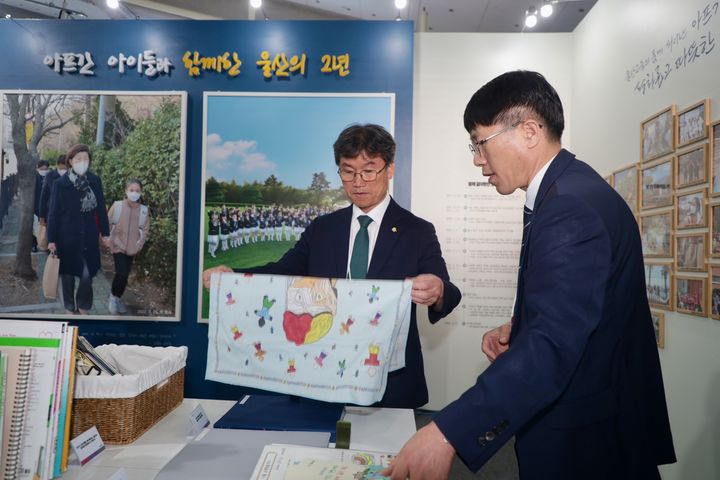 [울산=뉴시스] 울산시교육청은 ‘2024 대한민국 글로컬 미래교육 박람회’에서 ‘아프간 아이들과 함께한 울산의 2년’을 주제로 울산교육관을 운영한다. 교육관을 둘러보는 천창수 울산시교육감 (울산시교육청 제공) *재판매 및 DB 금지