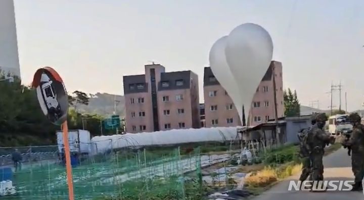 [용인=뉴시스] 북한이 살포한 대남전단(삐라)이 경기도 곳곳에서 발견되는 가운데 29일 오전께 용인시 처인구 이동읍에서 발견된 대남전단 풍선 모습. (사진=독자제공) 2024.5.29. photo@newsis.com 