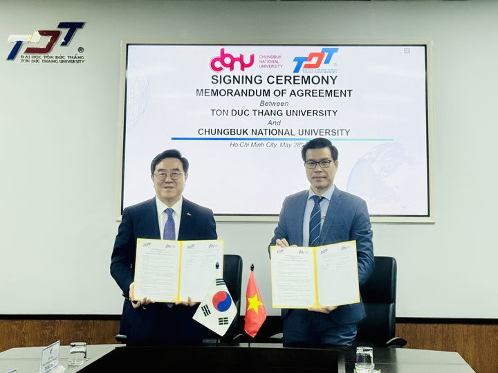 고창섭 충북대학교 총장(왼쪽)과 짠 정 다오 '톤득탕 대학 총장이 29일 '3+2 학석사 연계과정' 협약을 맺고 기념사진을 찍고 있다.(사진=충북대 제공)2024.05.29.photo@newsis.com *재판매 및 DB 금지