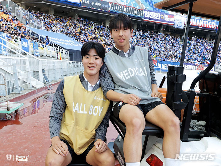 [서울=뉴시스]수원 U-18팀 모경빈(왼쪽)과 김민우. (사진=수원 삼성 제공)