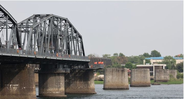 [서울=뉴시스] 지난해 5월 기자가 찾아간 북한 신의주와 접경한 중국 랴오닝성 단둥의 압록강 단교. 북한쪽 절반이 미군 폭격으로 부서져 교각만 남아있다. 2024.05.29. *재판매 및 DB 금지