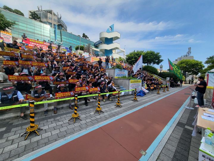 [부산=뉴시스] 29일 오후 부산항만공사(BPA) 정문 앞에서 부산항보안공사(BPS) 처우 개선을 위한 한국노총 전국공공노동조합연맹 주최로 결의대회가 진행되고 있다. (사진=BPS 제공) 2024.05.29. photo@newsis.com *재판매 및 DB 금지