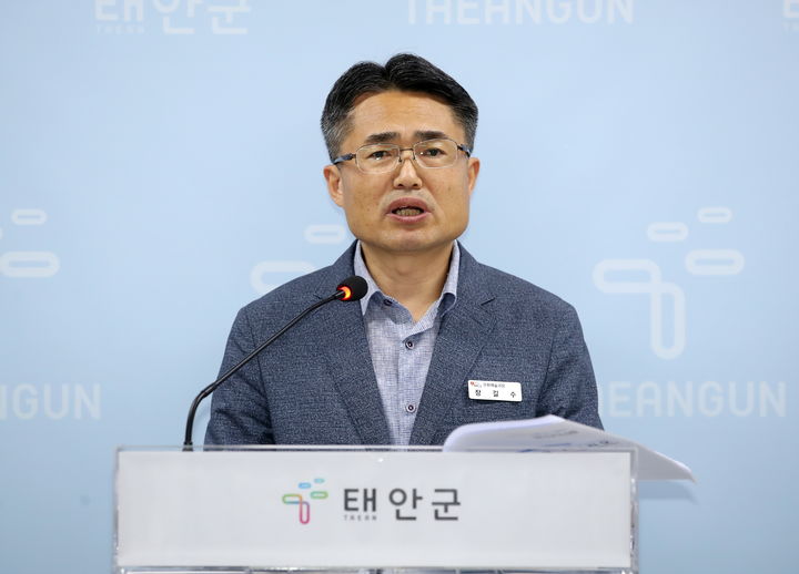 [태안=뉴시스] 29일 장길수 태안군 문화예술과장이 군청 브리핑룸에서 가진 문화예술과 정례브리핑에서 안흥진성 복원 정비 및 경관개선 사업을 본격 추진한다고 밝히고 있다. (사진=태안군 제공) 2024.05.29.  *재판매 및 DB 금지