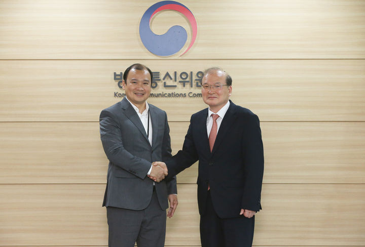 [서울=뉴시스] 이상인 방통위 부위원장(오른쪽)이 방한한 베트남 공산당 중앙선전교육위원회 레 하이 빙 부위원장(왼쪽)과 만나 양국의 방송통신 이용자 보호 방안에 대해 논의했다. (사진=방통위 제공) *재판매 및 DB 금지