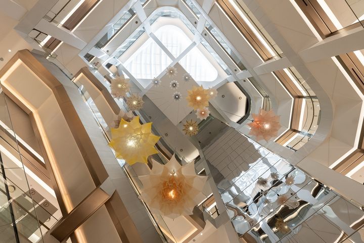 [서울=뉴시스] 이날 1층 센터홀에 첨단과 예술이 어우러진 대형 아트 피스 '메도우(Meadow)'를 공개한다. (사진=롯데백화점 제공)&nbsp; *재판매 및 DB 금지