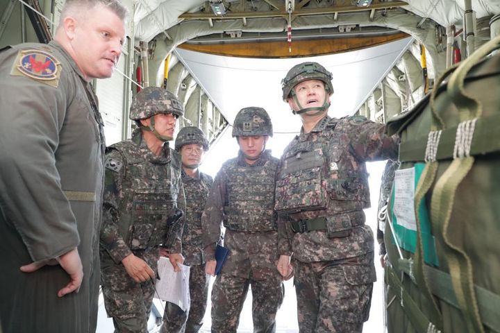 [춘천=뉴시스] 29일 육군 지상작전사령부는 지난 27일부터 29일까지 강원도․경기도 일대에서 한미 연합합동 공중재보급 훈련을 실시했다고 밝혔다. 지상작전사령부 제공 *재판매 및 DB 금지