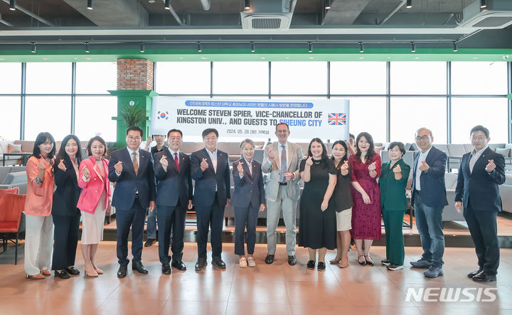 시흥=뉴시스] 거북섬 방문한 영국 킹스턴 대학교 방문단이 임병택 시흥시장 등과 기념촬영을 하고 있다. (사진=시흥시 제공). 2024.05.29. photo@newsis.com