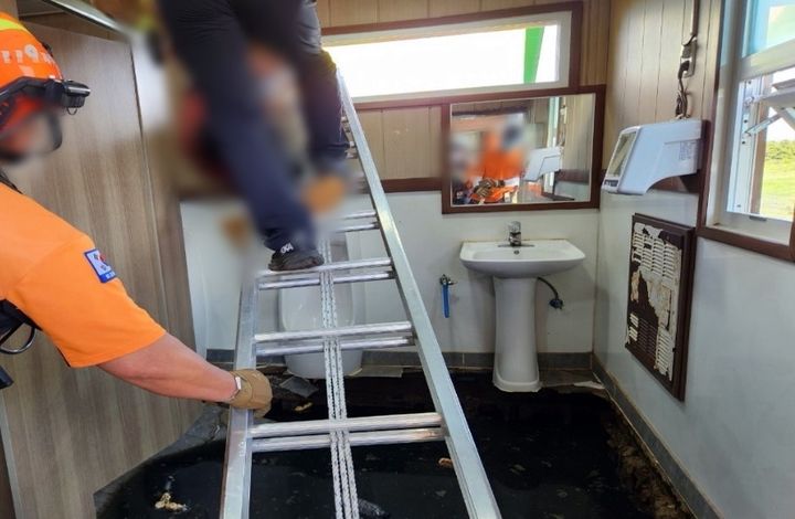 [제주=뉴시스] 29일 오후 제주시 구좌읍 용눈이오름에서 공용 화장실 바닥이 무너져 소방당국이 구조에 나서고 있다. (사진 =제주소방안전본부 제공) 2024.05.29. photo@newsis.com *재판매 및 DB 금지