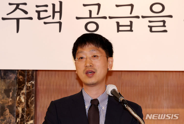 [서울=뉴시스] 추상철 기자 = 김성환 한국건설산업연구원 부연구위원이 29일 오전 서울 중구 롯데호텔서울에서 열린 제6회 뉴시스 건설부동산포럼, '지속 가능한 주택 공급을 위한 도전과 과제'에서 '도시주택 공급 활성화를 위한 방안 : 재건축 재개발 중심으로'를 주제로 발표하고 있다. 2024.05.29. scchoo@newsis.com