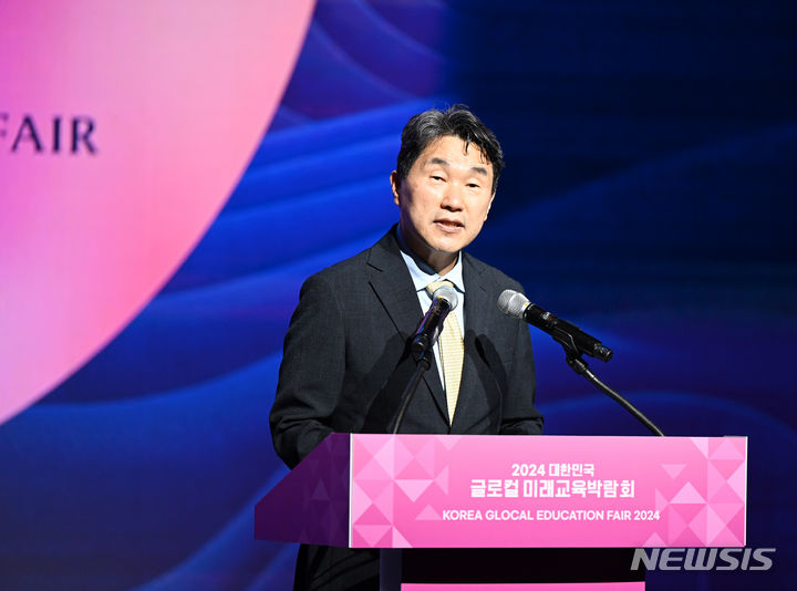 [여수=뉴시스] 박기웅 기자 = 29일 오전 전남 여수세계박람회장에서 열린 '대한민국 글로컬 미래교육박람회' 개막식에서 이주호 부총리 겸 교육부장관이 기념사를 하고 있다. 미래교육박람회는 '공생의 교육, 지속가능한 미래'를 주제로 이날부터 오는 6월2일까지 5일간 이어진다. 2024.05.29. pboxer@newsis.com
