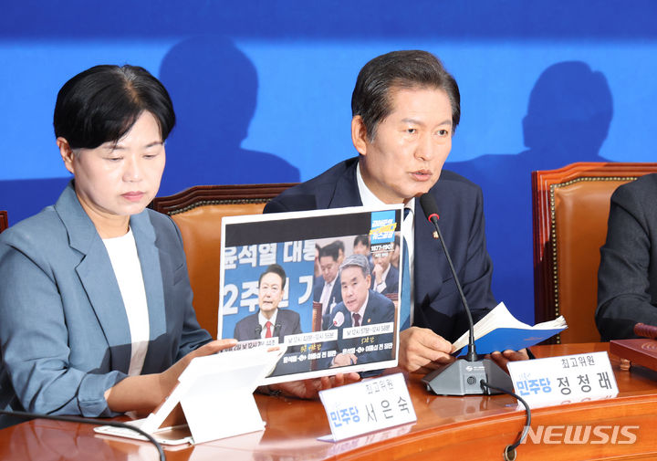 [서울=뉴시스] 고승민 기자 = 정청래 더불어민주당 최고위원이 29일 서울 여의도 국회에서 열린 더불어민주당 최고위원회의에서 윤석열 대통령과 이종섭 전 국방부 장관의 통화 관련 자료를 들어 보이며 발언하고 있다. 2024.05.29. kkssmm99@newsis.com