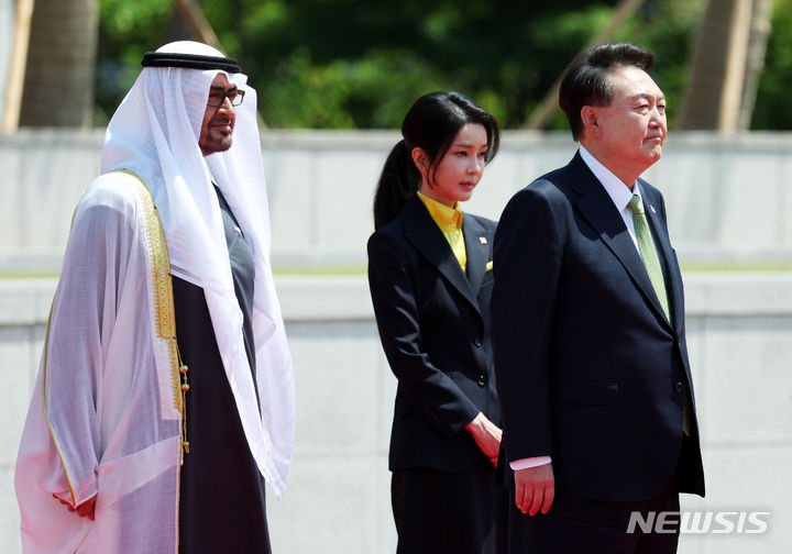 [서울=뉴시스] 조수정 기자 = 윤석열 대통령과 부인 김건희 여사, 모하메드 빈 자예드 알 나흐얀 아랍에미리트연합국(UAE) 대통령이 29일 서울 용산 대통령실 잔디마당에서 열린 국빈 방한 공식 환영식에 참석해 있다. 2024.05.29. chocrystal@newsis.com