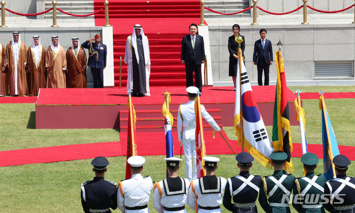 [서울=뉴시스] 전신 기자 = 윤석열 대통령과 모하메드 빈 자이드 알 나흐얀 아랍에미리트연합국(UAE) 대통령이 29일 서울 용산 대통령실 청사 앞 잔디마당에서 열린 공식환영식에서 의장대를 사열하고 있다. (대통령실통신사진기자단) 2024.05.29. photo1006@newsis.com