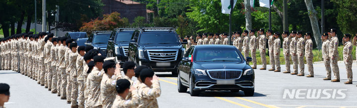 [서울=뉴시스] 전신 기자 = 국빈 방한한 모하메드 빈 자이드 알 나흐얀 아랍에미리트연합국(UAE) 대통령이 탑승한 차량이 29일 아크 부대원 및 관계자들의 환영을 받으며 서울 용산 대통령실 청사로 들어서고 있다. 2024.05.29. photo1006@newsis.com