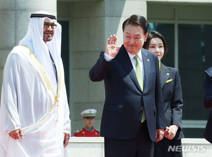 [서울=뉴시스] 조수정 기자 = 윤석열 대통령과 무함마드 빈 자예드 알 나흐얀 아랍에미리트연합국(UAE) 대통령이 29일 서울 용산 대통령실 잔디마당에서 열린 국빈 방한 공식 환영식이 끝난 뒤 인사하고 있다. 오른쪽은 김건희 여사. 2024.05.29. chocrystal@newsis.com