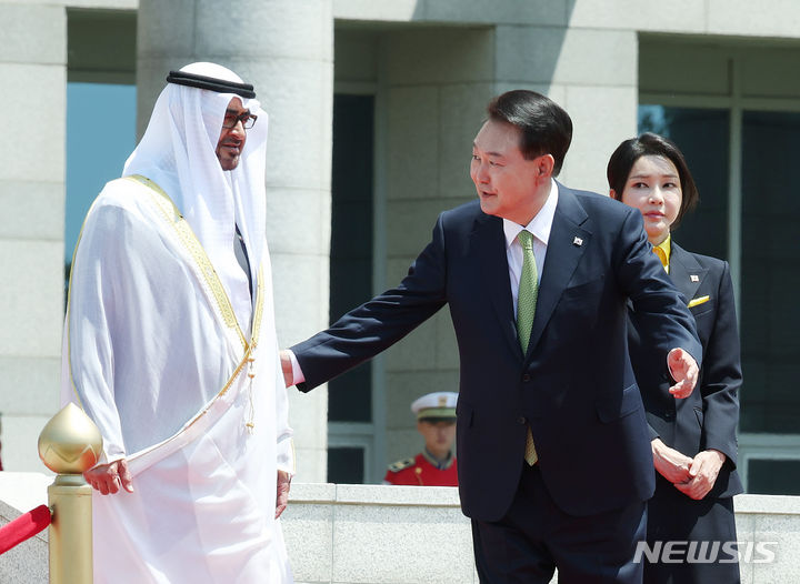 [서울=뉴시스] 조수정 기자 = 윤석열 대통령과 무함마드 빈 자예드 알 나흐얀 아랍에미리트연합국(UAE) 대통령이 29일 서울 용산 대통령실 잔디마당에서 열린 국빈 방한 공식 환영식에서 UAE 대통령을 안내하고 있다. 오른쪽은 김건희 여사. 2024.05.29. chocrystal@newsis.com