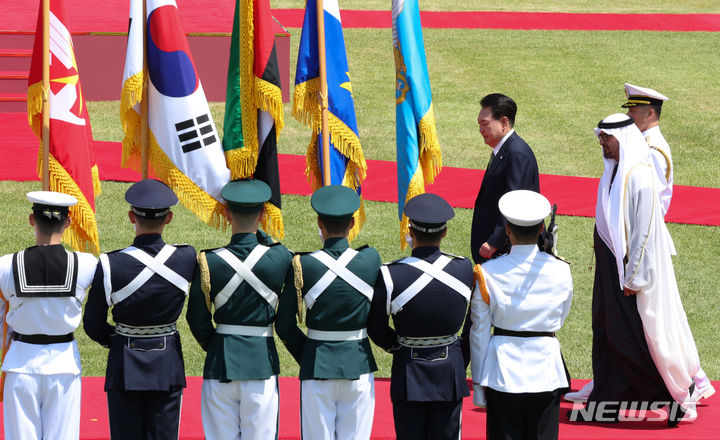 [서울=뉴시스] 전신 기자 = 윤석열 대통령과 모하메드 빈 자이드 알 나흐얀 아랍에미리트연합국(UAE) 대통령이 29일 서울 용산 대통령실 청사 앞 잔디마당에서 열린 공식환영식에서 의장대를 사열하고 있다. (대통령실통신사진기자단) 2024.05.29. photo1006@newsis.com